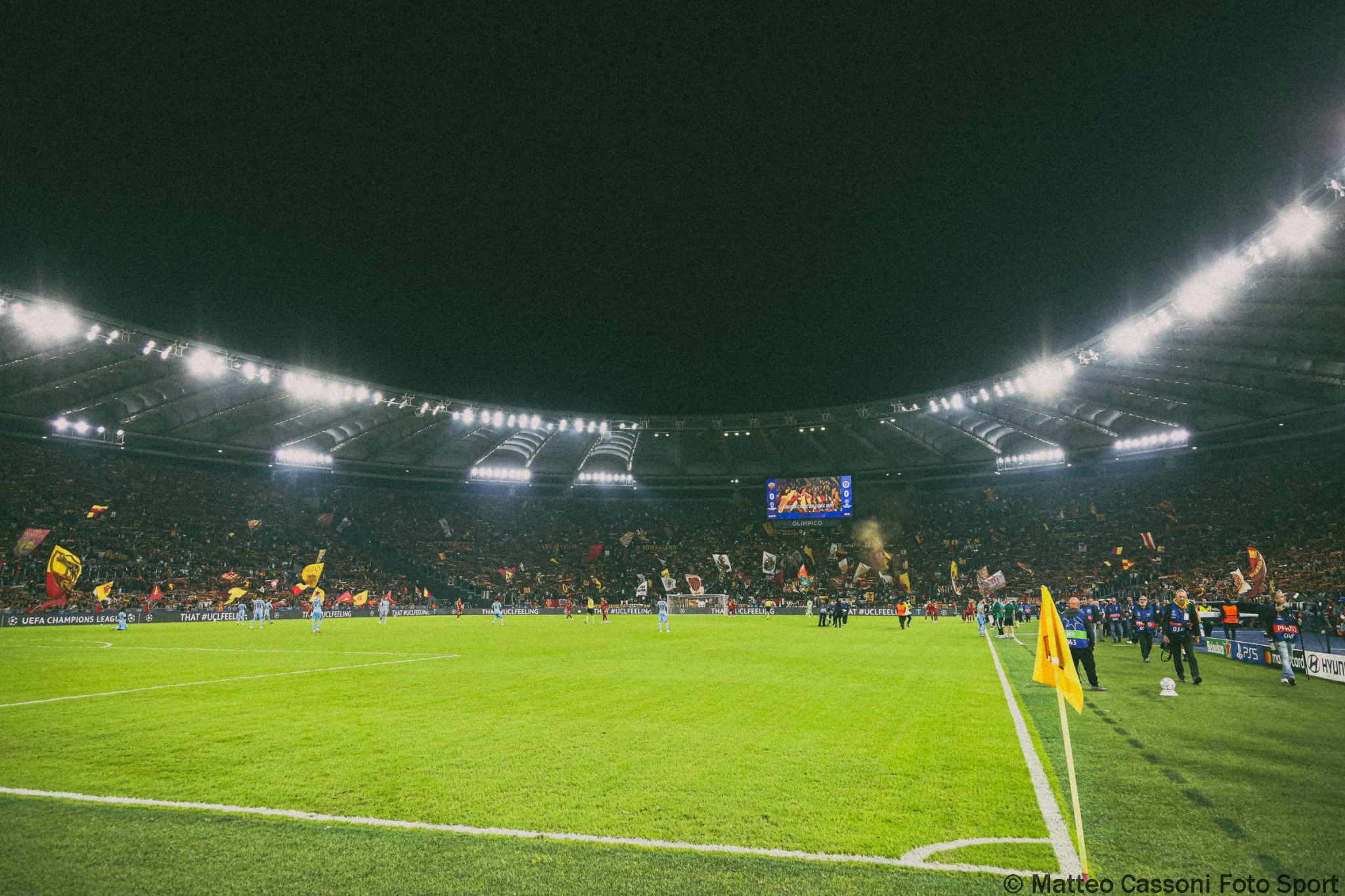 Stadio Olimpico di Roma illuminato durante una partita di UEFA Champions League, fotografia di Matteo Cassoni